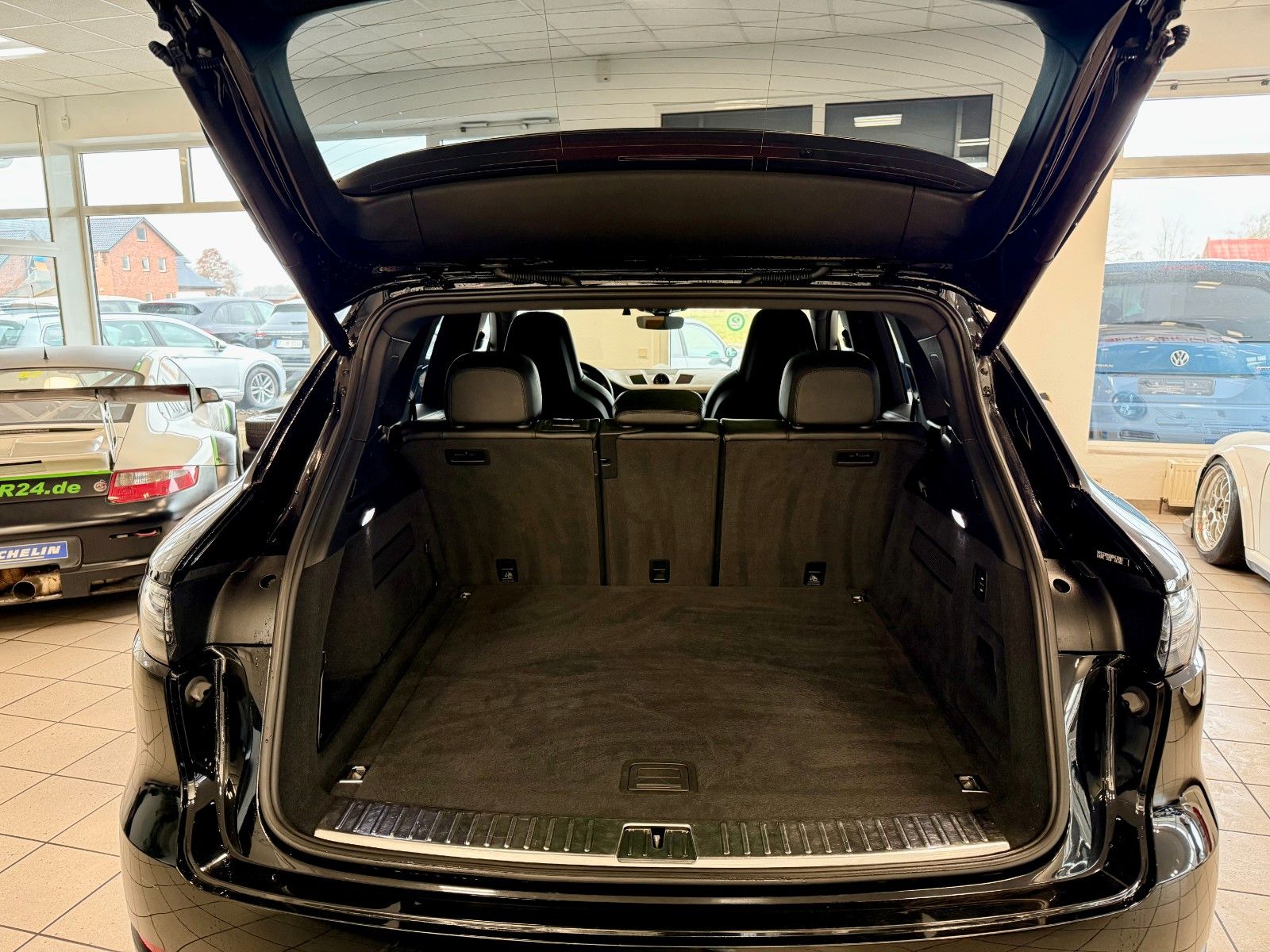 Fahrzeugabbildung Porsche Cayenne E-Hybrid Luftfederung, Panorama, HeadUP