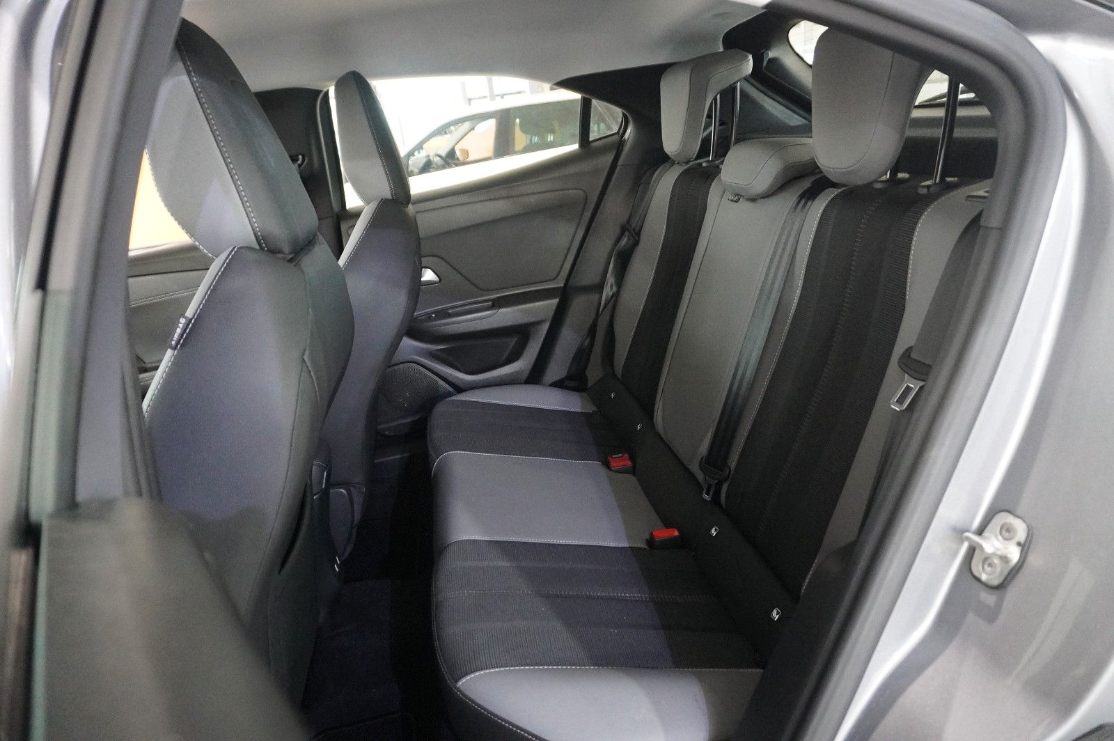 Fahrzeugabbildung Opel Mokka 1.2T ELEGANCE NAVI/LED/KAMERA/SH/SPORT/DAB