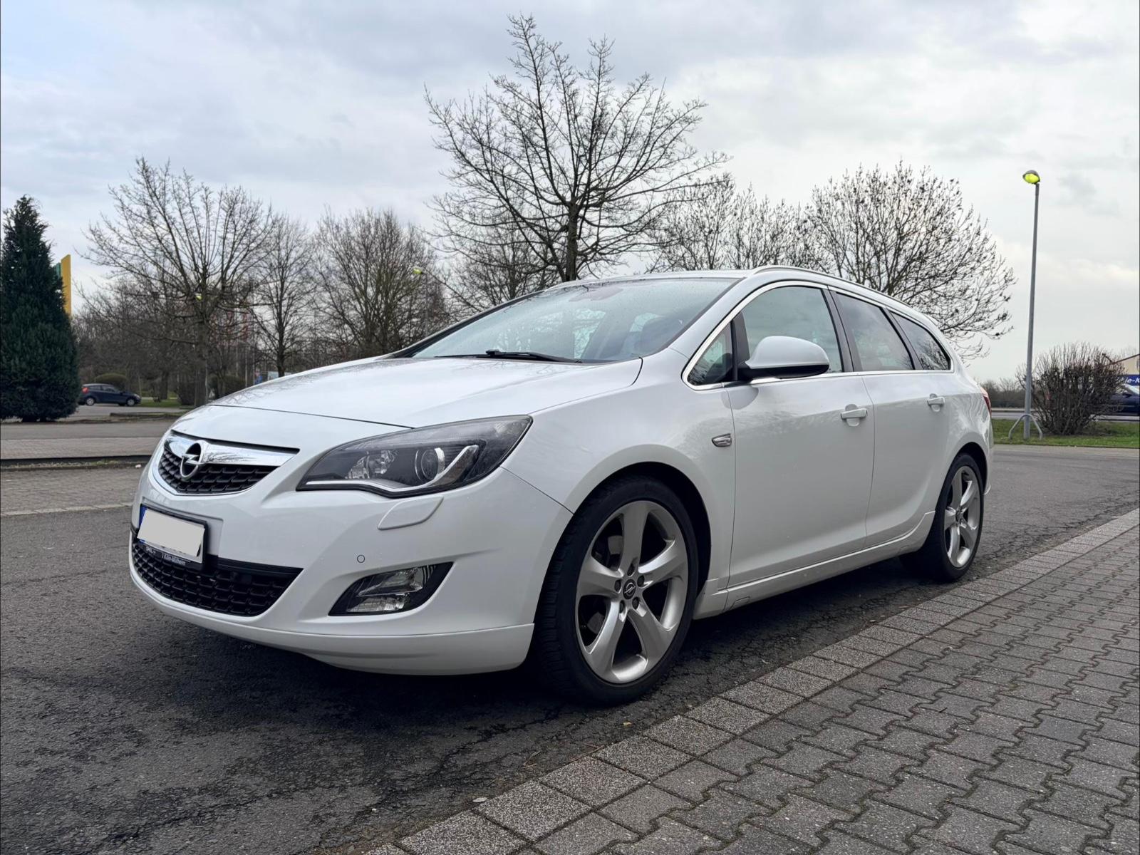 Opel Astra 2011 — вигляд ззаду