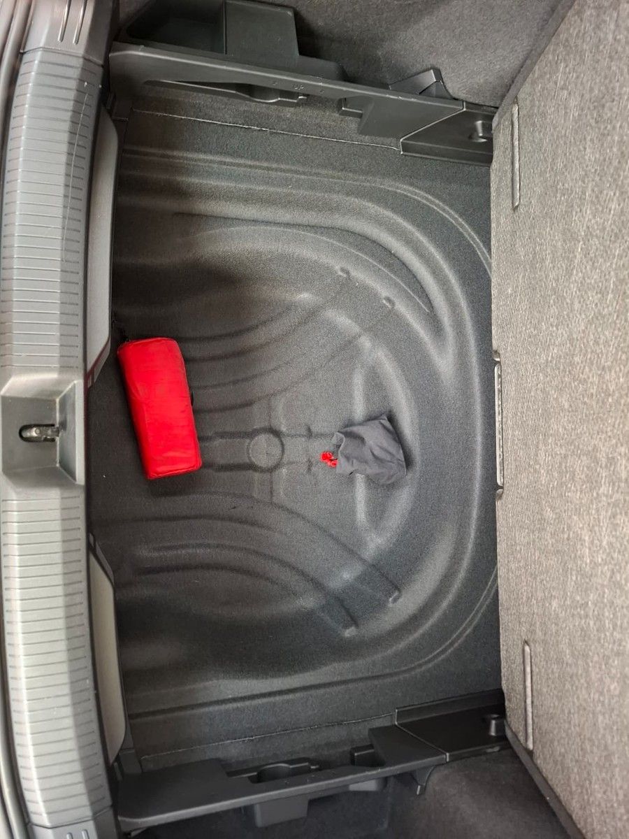 Fahrzeugabbildung Volkswagen Golf VIII Var. R-Line 1.5 eTSI DSG +ACC+Navi+LED