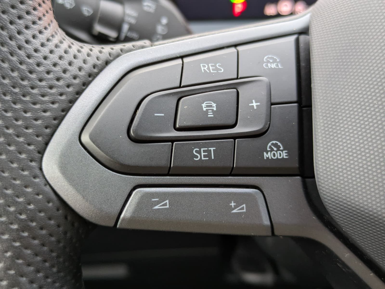 Fahrzeugabbildung Volkswagen Tayron 2.0 TDI 4M R-Line BLACK*7S*IQ-L.*PANO*HUD