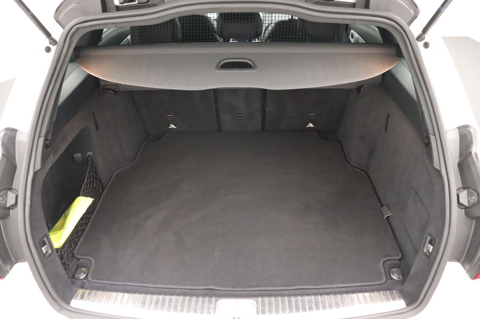 Fahrzeugabbildung Mercedes-Benz C 220d T-Modell 4Matic AMG-Line Night-Paket