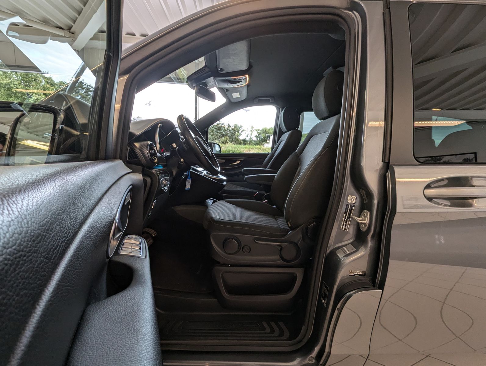 MERCEDES-BENZ V 220 d AMG EDITION lang Burmester ACC AHK StHz - Image 12