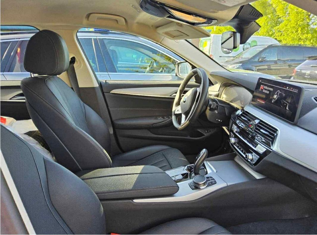 Fahrzeugabbildung BMW 520d T Aut LED/NAVI/ACC/SHZ/VIRTU/RFK/AHK/8Fa