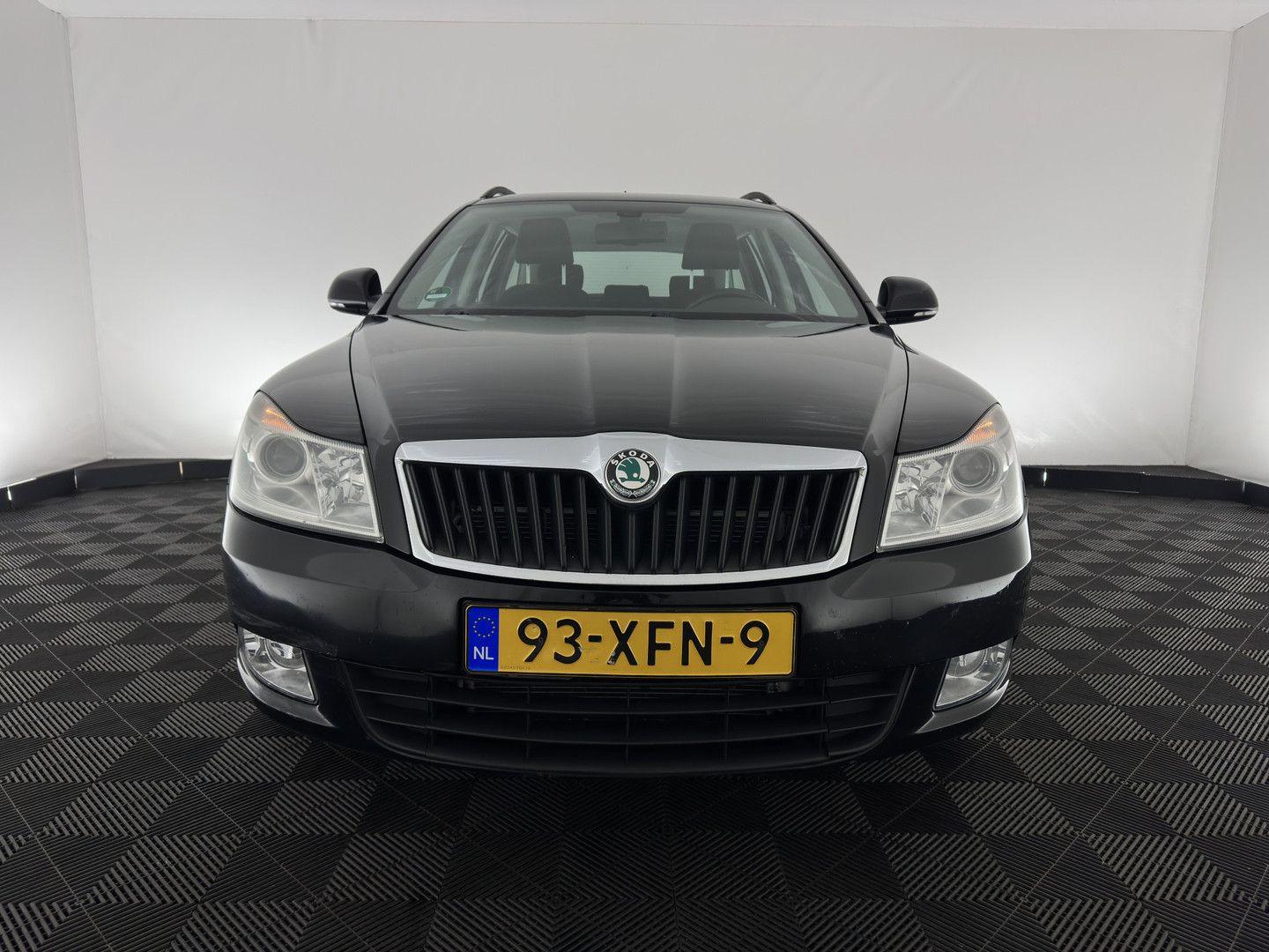 Skoda Octavia 2012 — rear view
