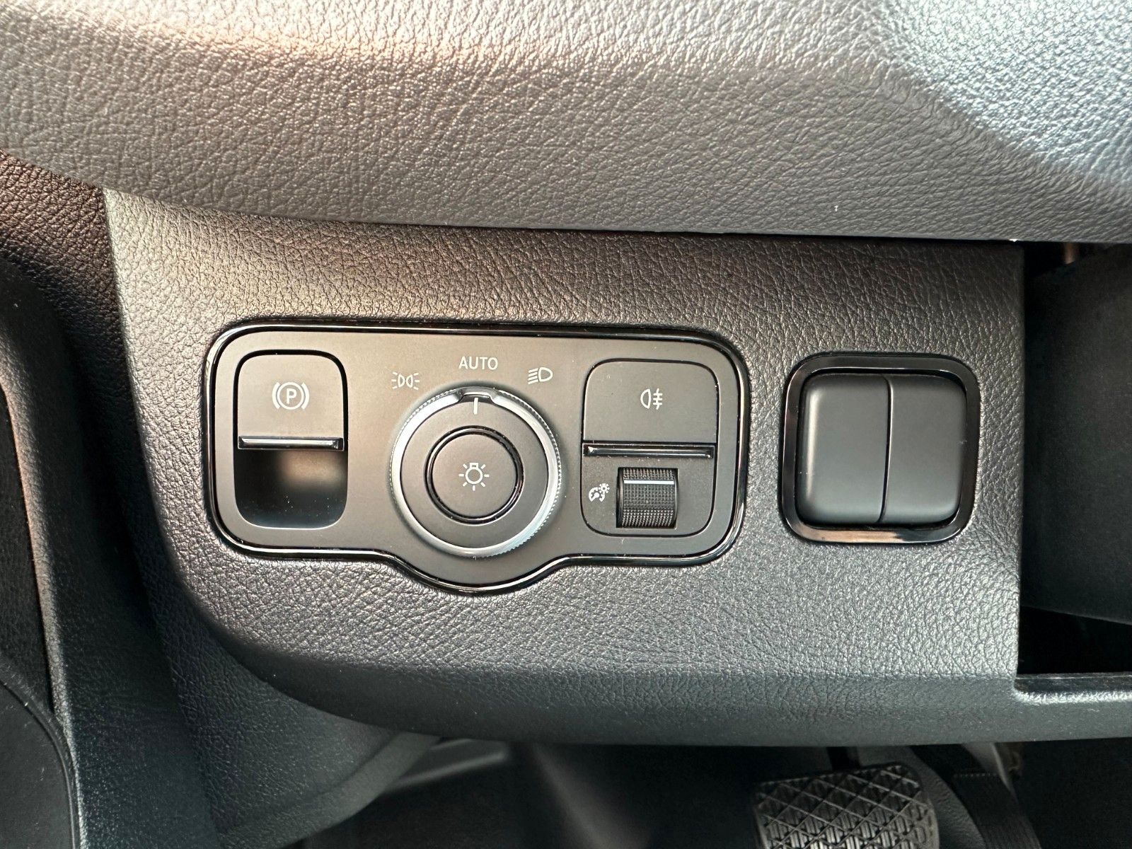 Fahrzeugabbildung Mercedes-Benz Sprinter 319 CDI 4x4 DoKa Klima AHK3,5to