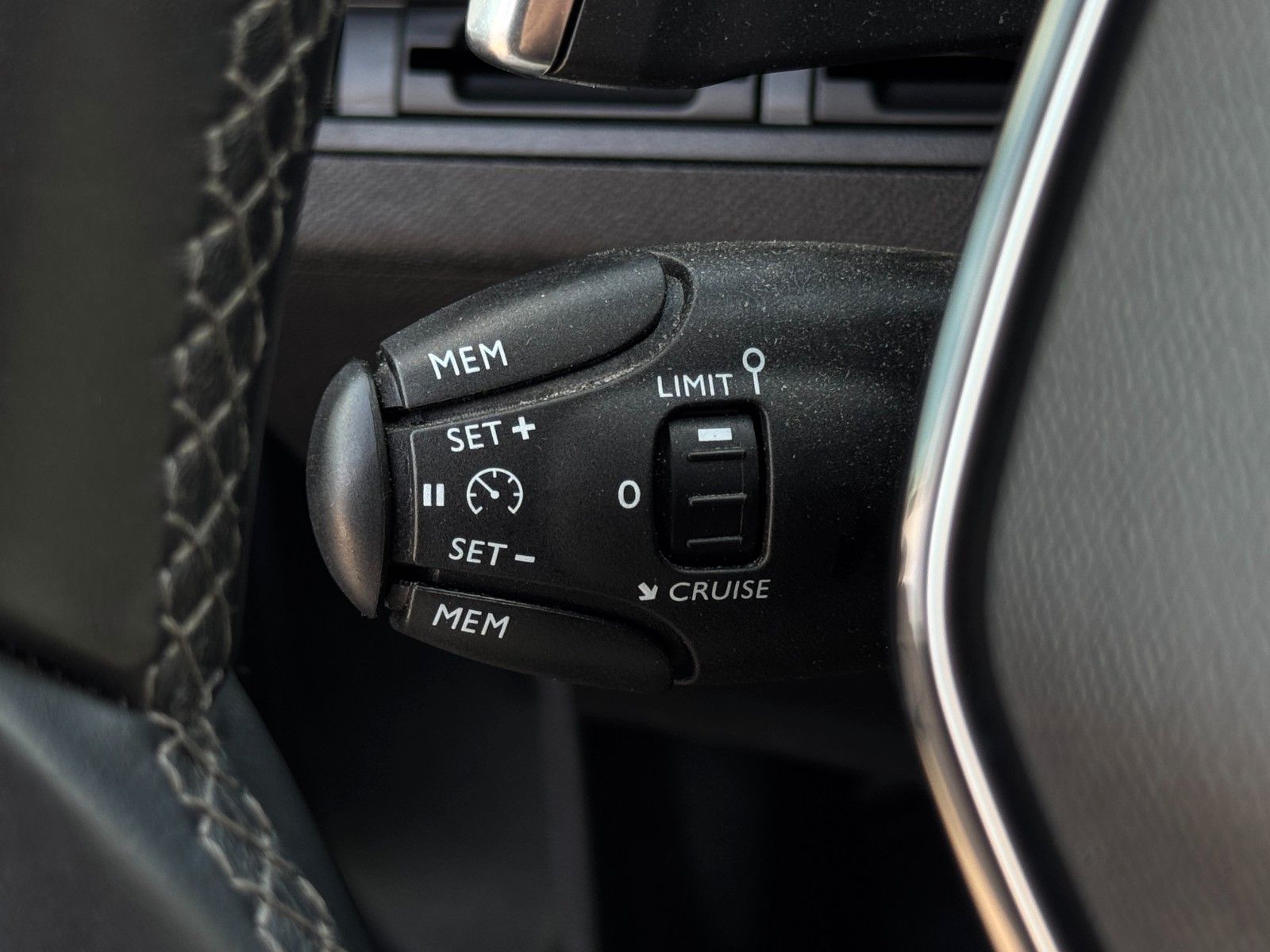 Fahrzeugabbildung Peugeot 3008 PureTech 180 Allure Tempomat PDC CarPlay