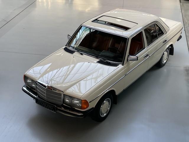 Mercedes-Benz 230E W123