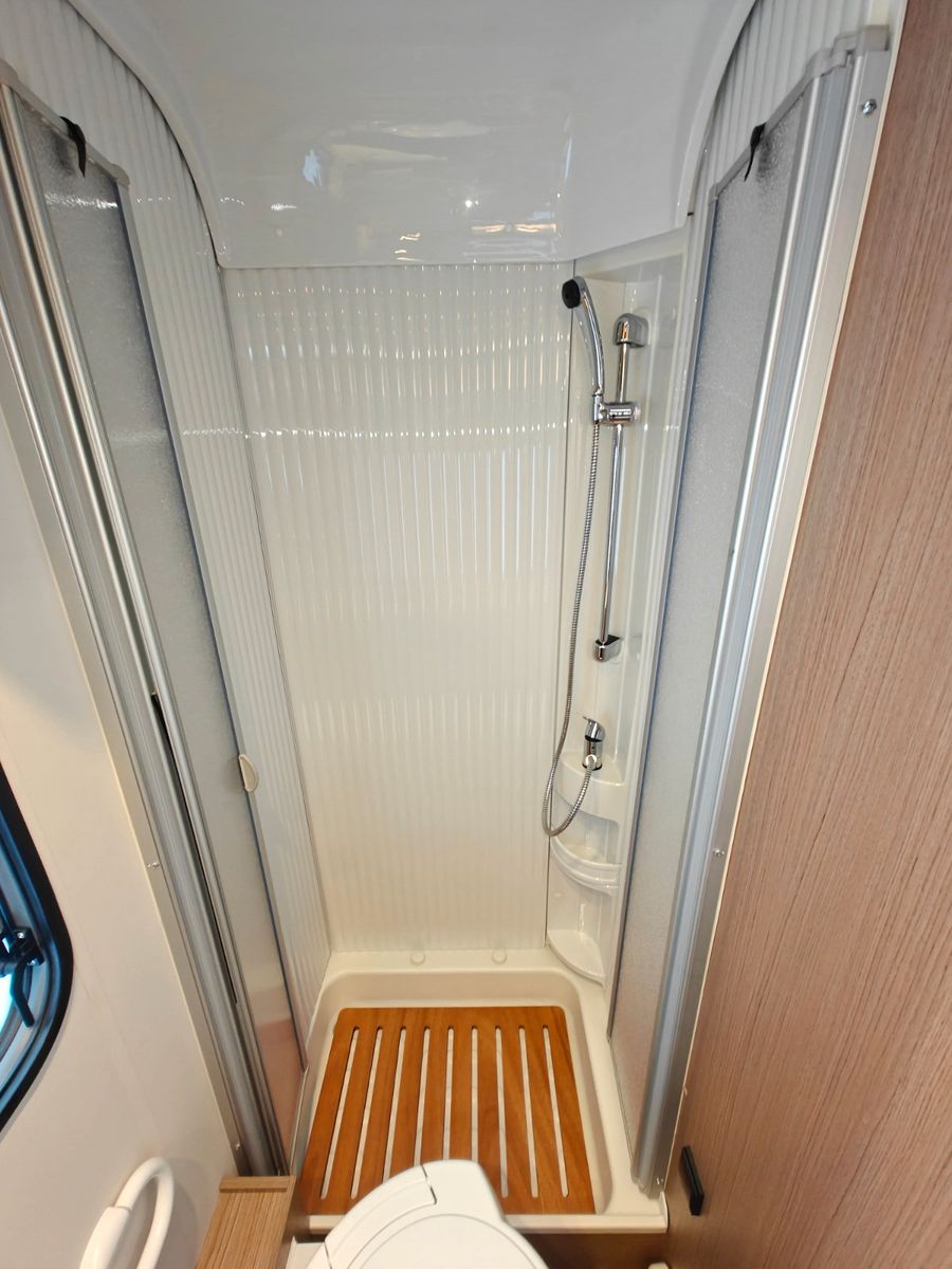 Fahrzeugabbildung Carado T-348 - Automatik, SAT, TV, 2x Solar, Hubbett -