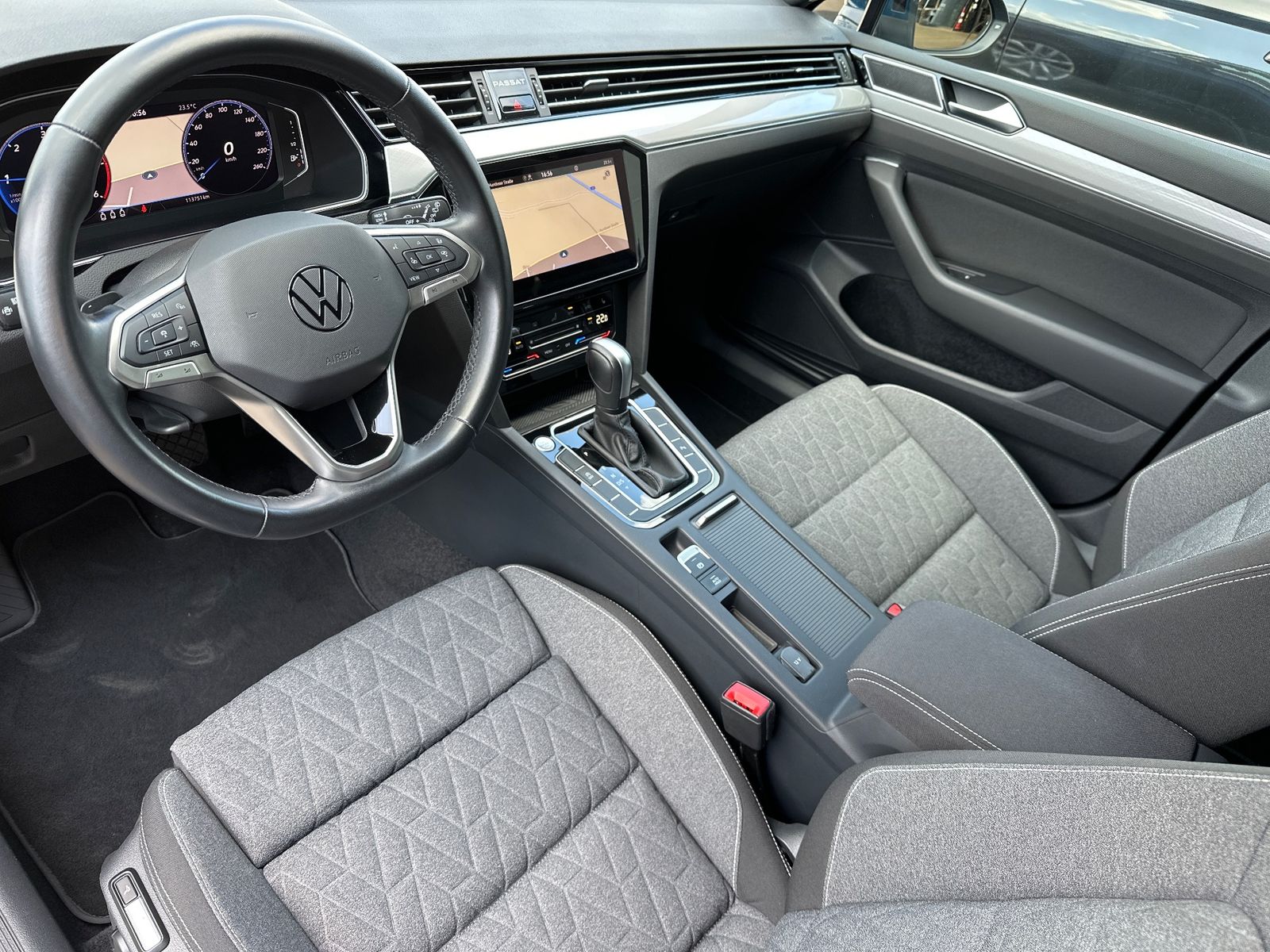 Fahrzeugabbildung Volkswagen Passat Variant 2.0 TDI DSG NAV+IQ-LIGHT+ACC