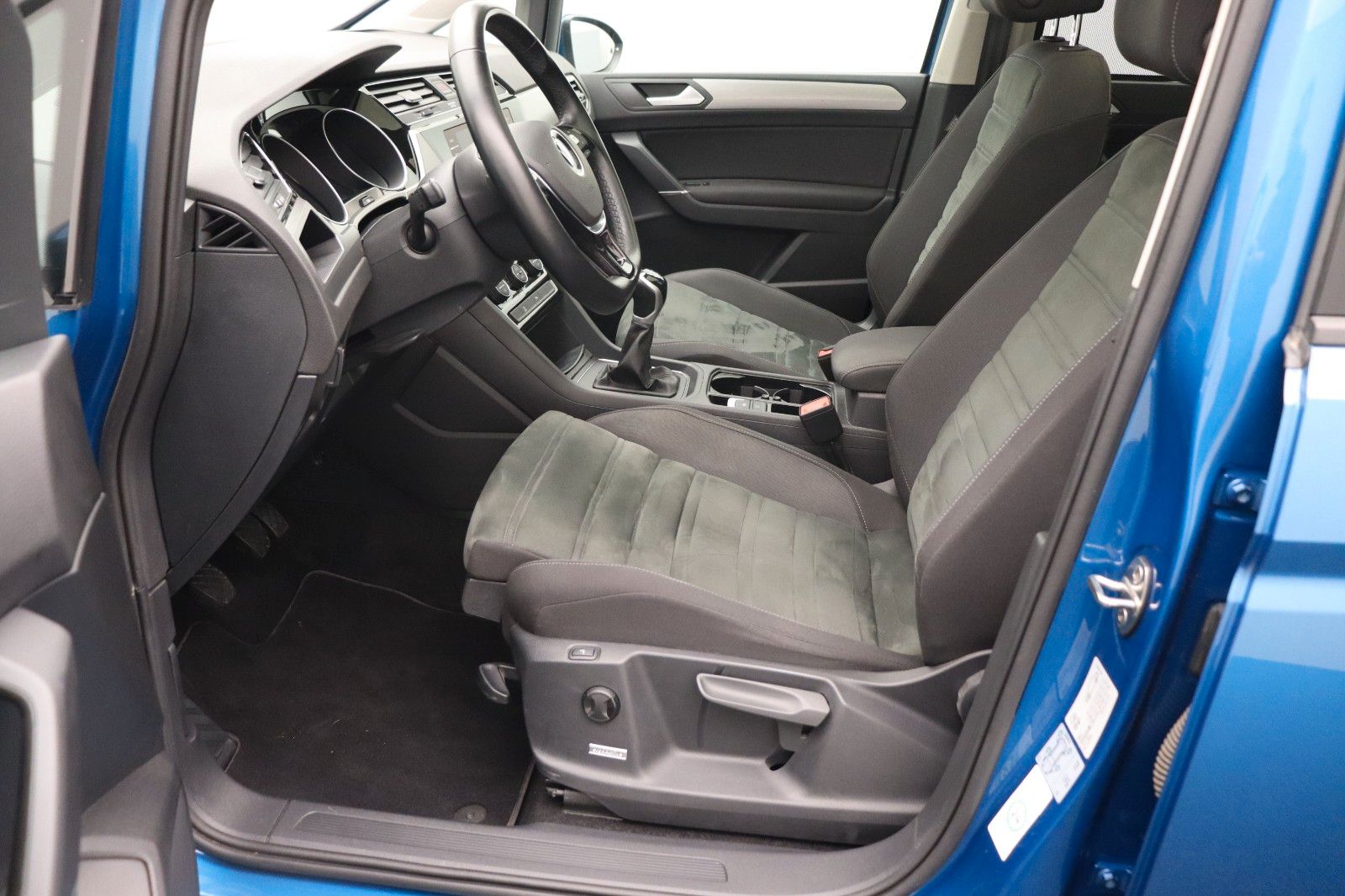 Fahrzeugabbildung Volkswagen Touran Comfortline ACC AHK Panorama7Sitze