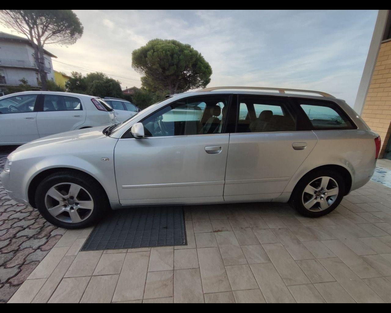 Audi A4 2004 — салон