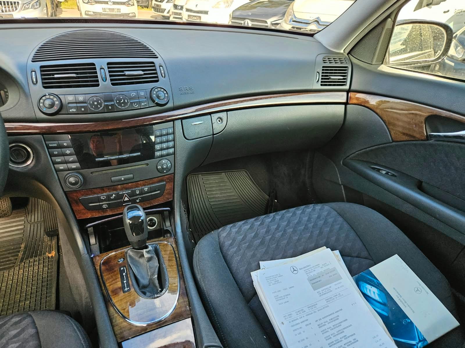 Mercedes-Benz E220 2004 — photo 19