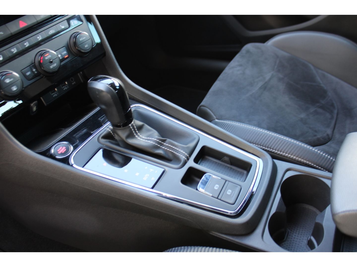 Fahrzeugabbildung SEAT Leon 300 4Drive Cupra Remus H&R DSG ACC LED Pano
