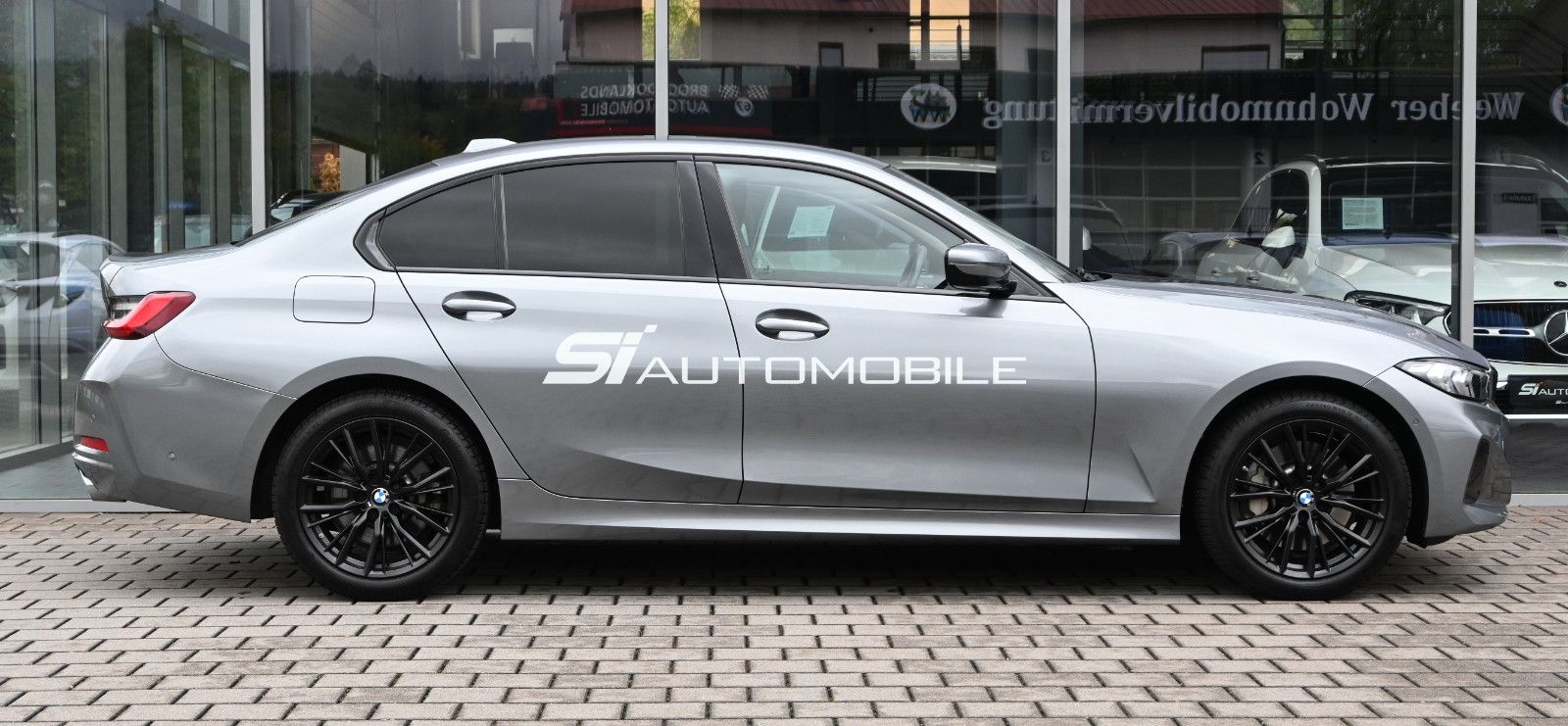 Fahrzeugabbildung BMW 330d xDrive °HEAD-UP°PRIVACY°STANDHEIZUNG°8FACH