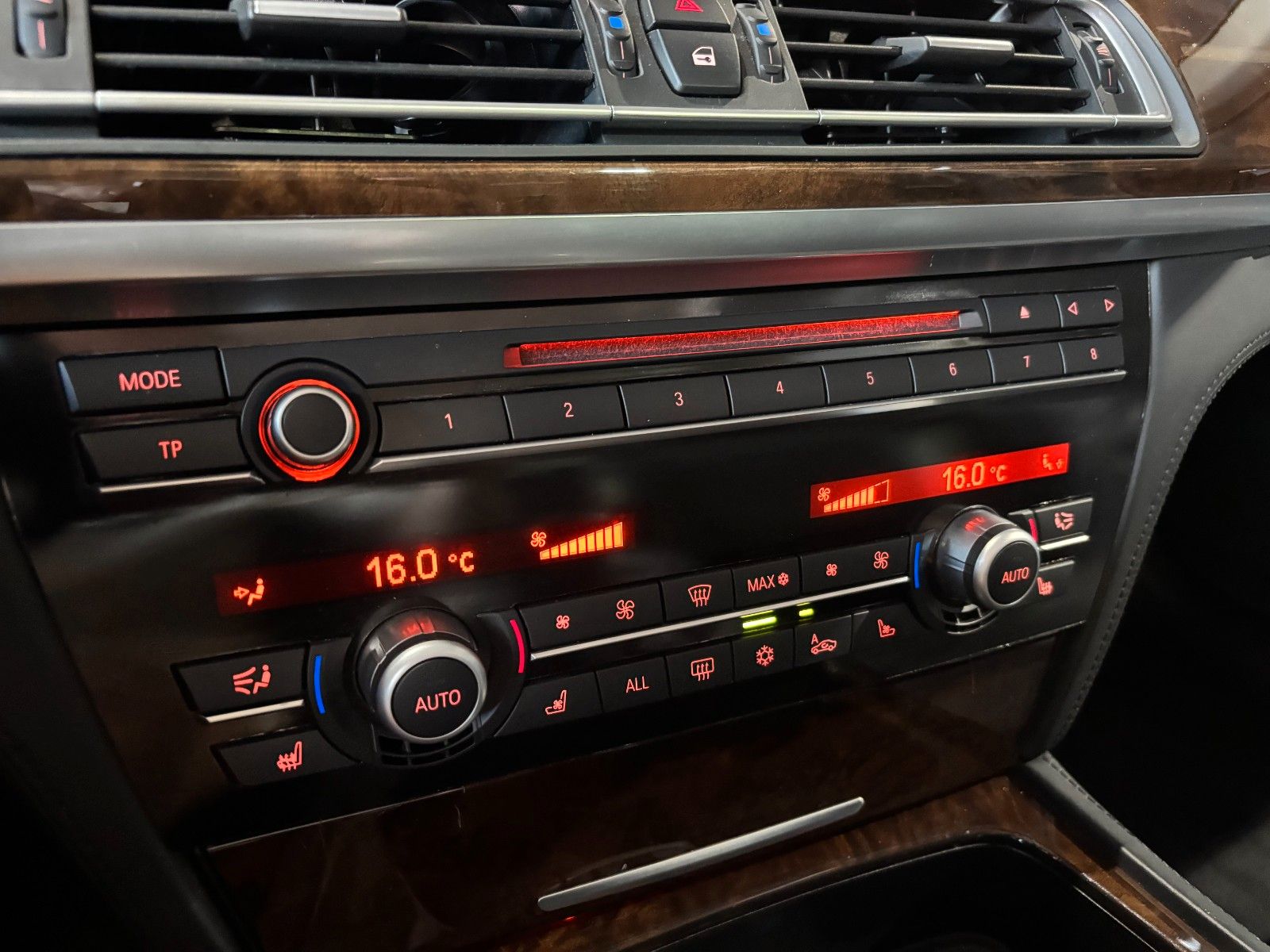 Fahrzeugabbildung BMW 760i L V12/MASSAGE/MEMORY/HUD/SCHIEBEDACH/KAMERA