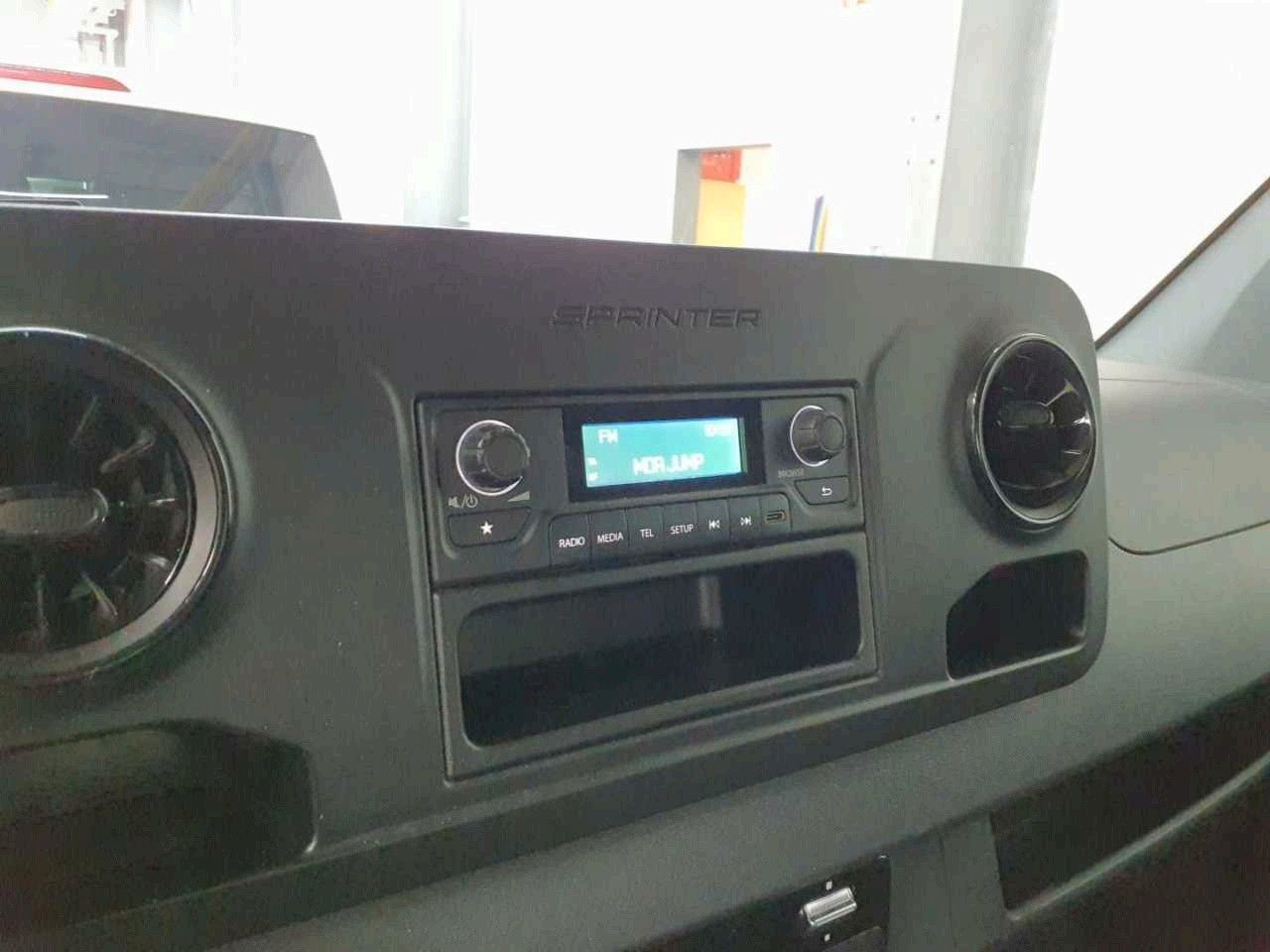 Fahrzeugabbildung Mercedes-Benz eSprinter 312 DHL Regal KEP-Ausbau