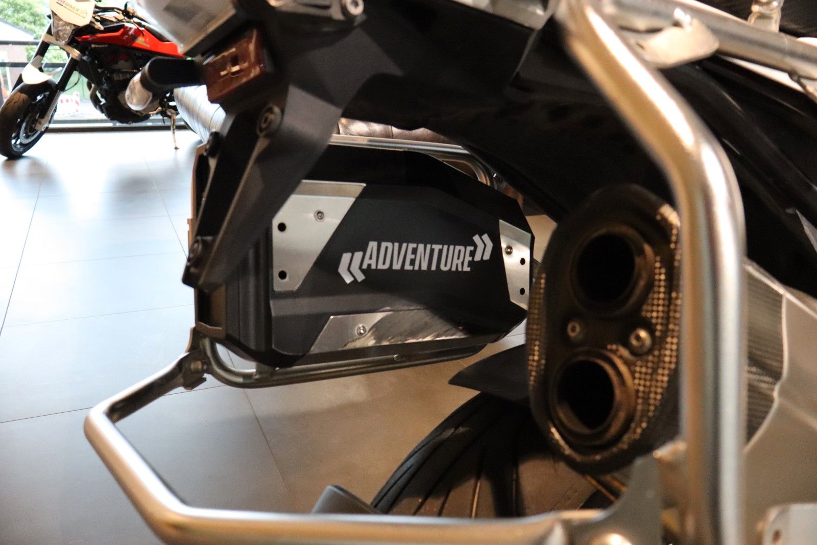 Fahrzeugabbildung BMW R1250GS ADV mit Akrapovic & Tieferlegung