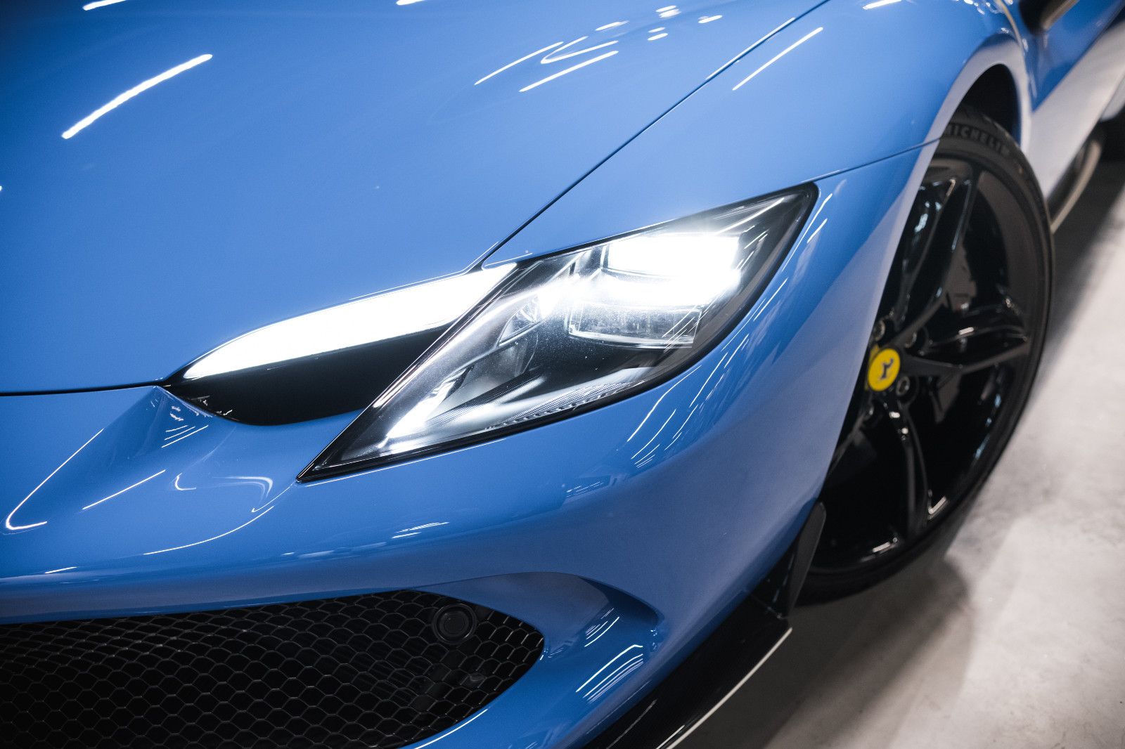 Fahrzeugabbildung Ferrari 296 GTS Sonderfarbe-Lift-Carbonsitz-Hifi-System