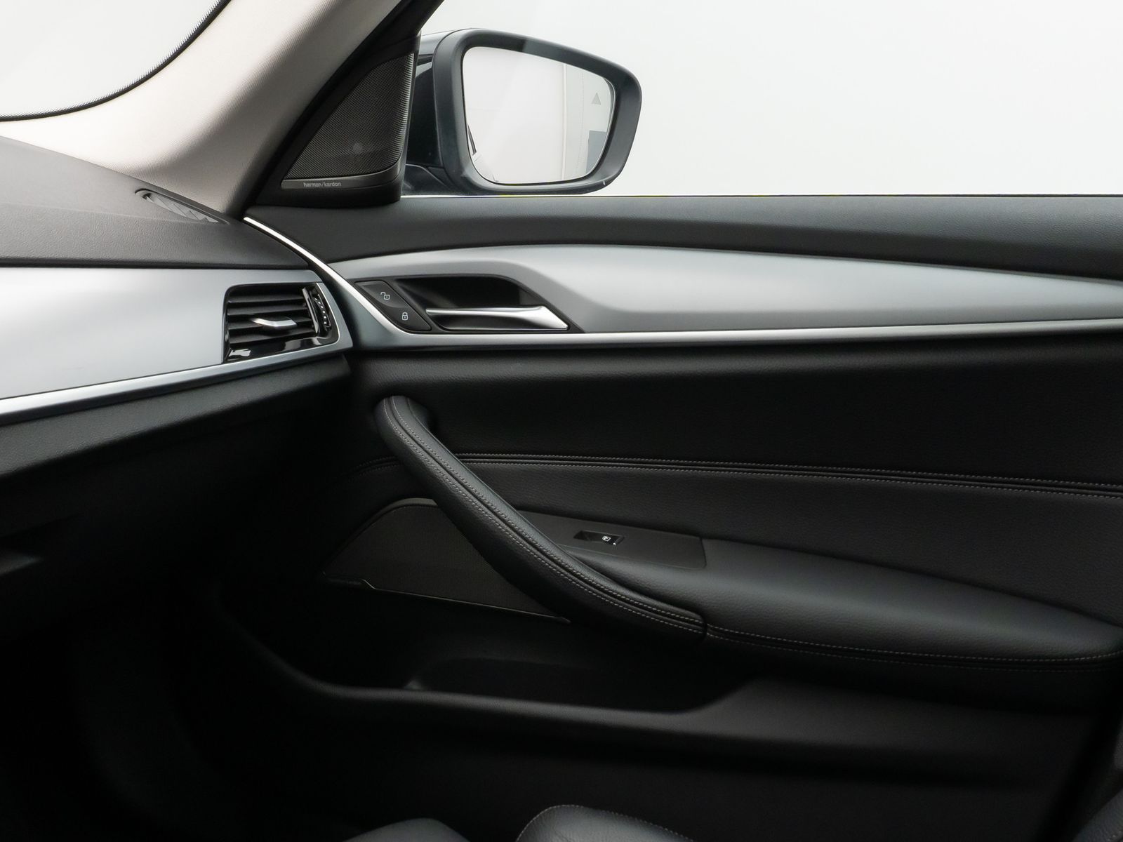 Fahrzeugabbildung BMW 520d xD Panorama Kamera HUD DAB H/K AHK Leder