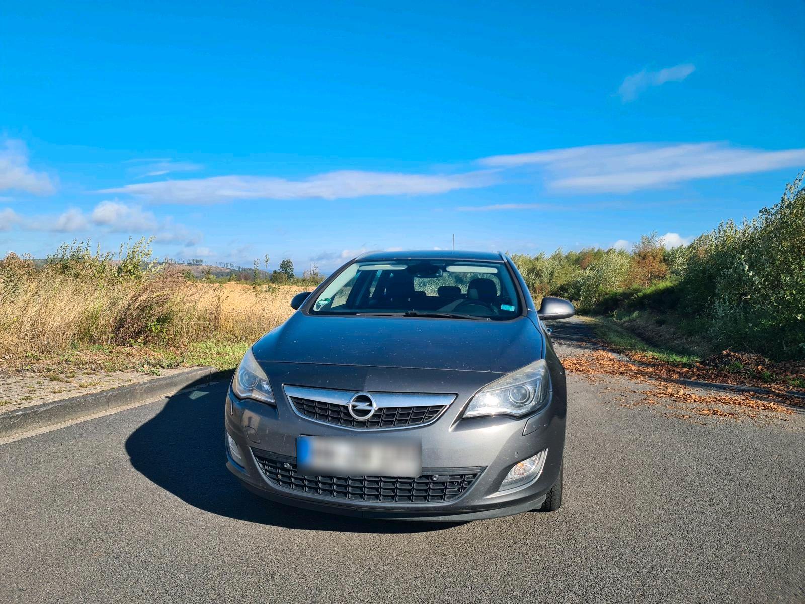 Opel Astra 2011 — rear view