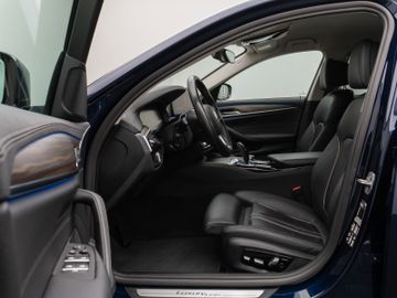 Fahrzeugabbildung BMW 520d xD Luxury Line Kamera HUD DAB HiFi DisplKey