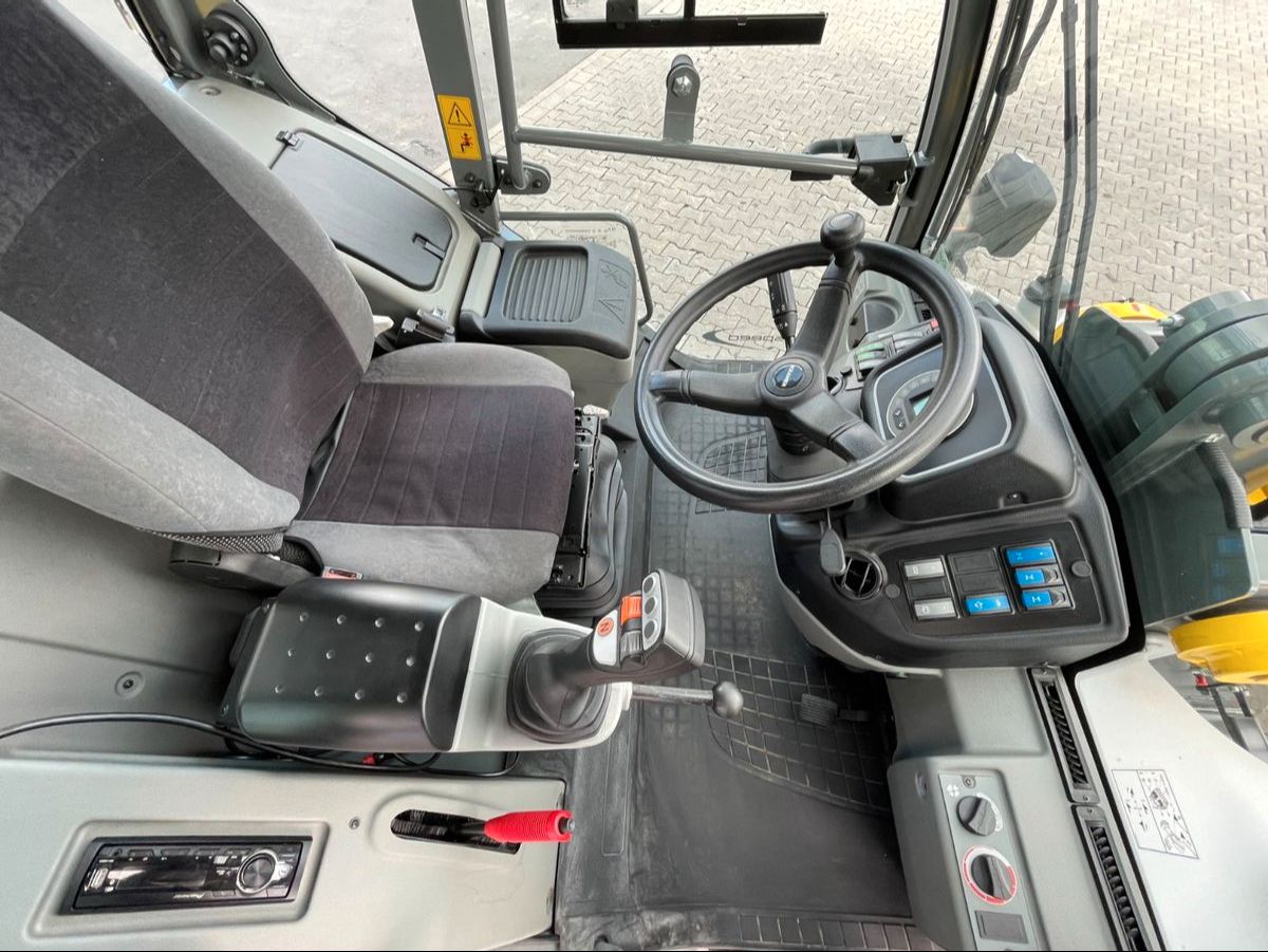 Fahrzeugabbildung Kramer 8085 / 175h / Schneeschild / Steuer / Kehrbesen