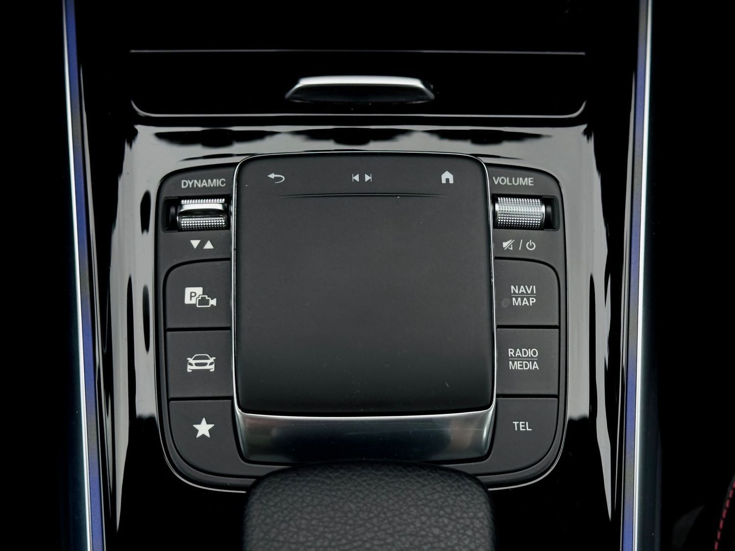 Fahrzeugabbildung Mercedes-Benz GLB 250 4M AMG, Autom., Multibeam, PTS, RFK, Nav