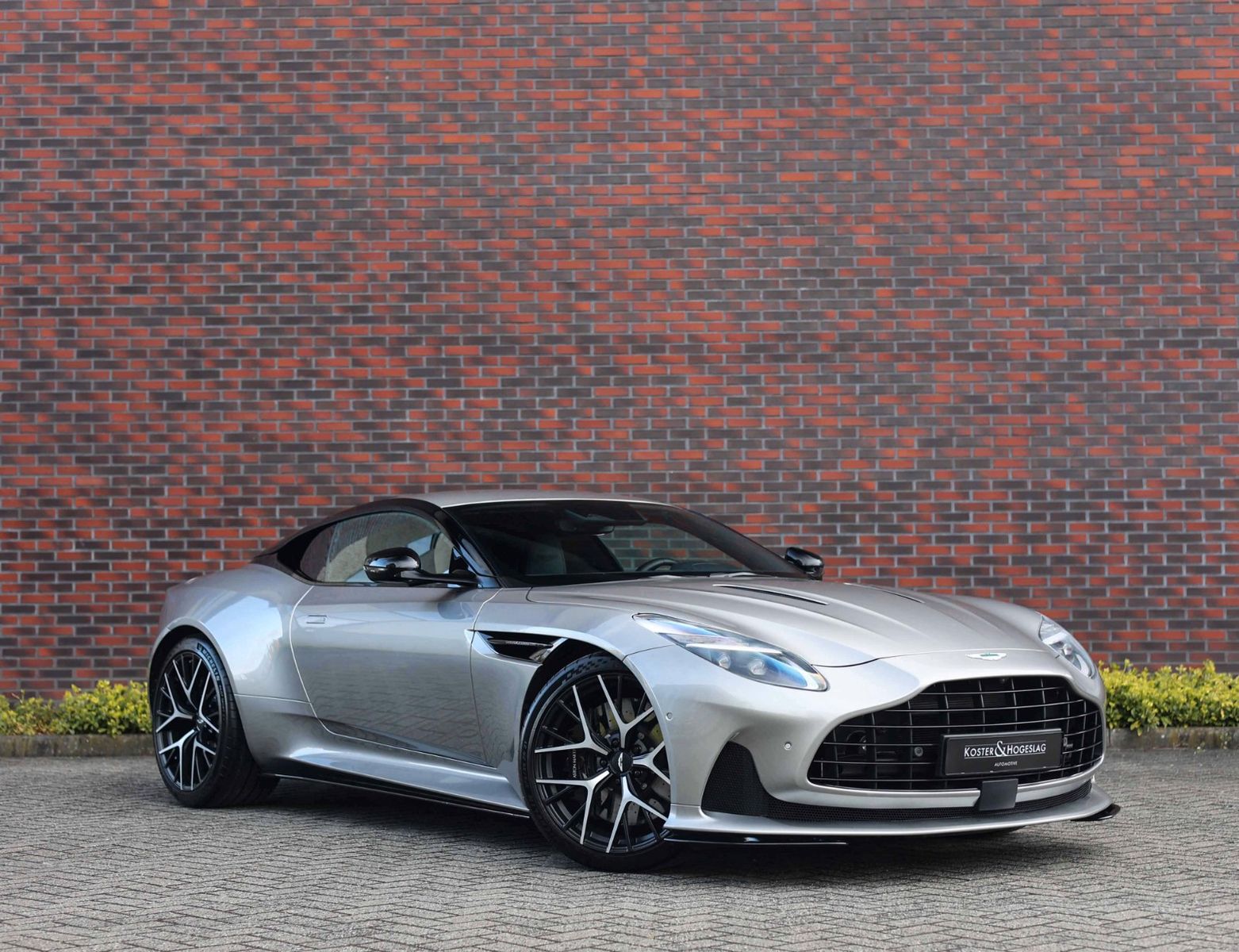 ASTON MARTIN DB12