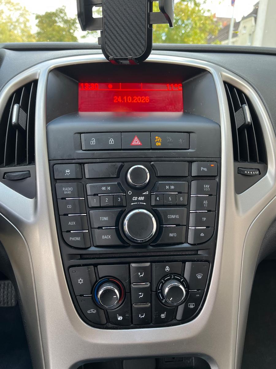 Opel Astra 2011 — photo 8
