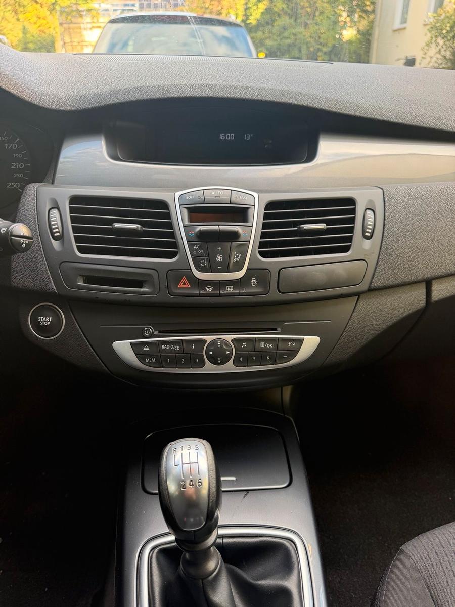 Renault Laguna 2009 — photo 11