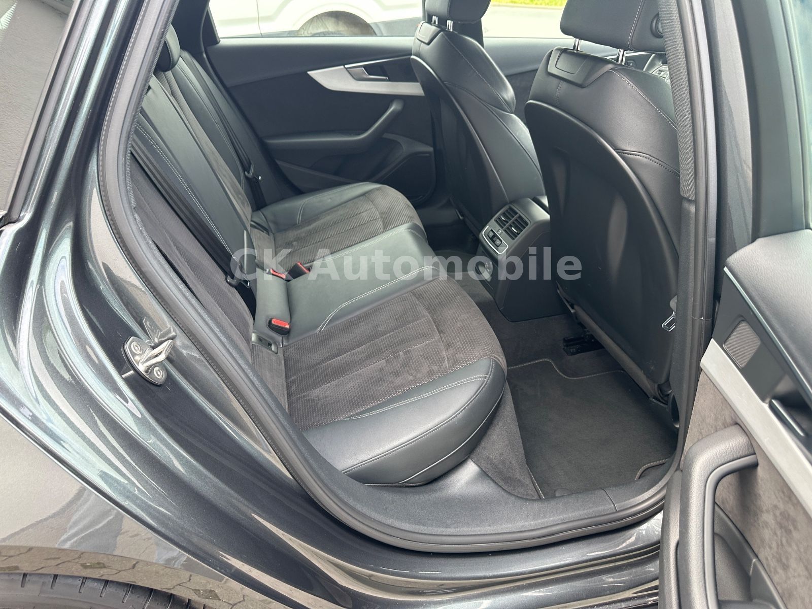 Fahrzeugabbildung Audi A4 Avant 40 TDI Quattro S-Line/Navi/LED/ACC