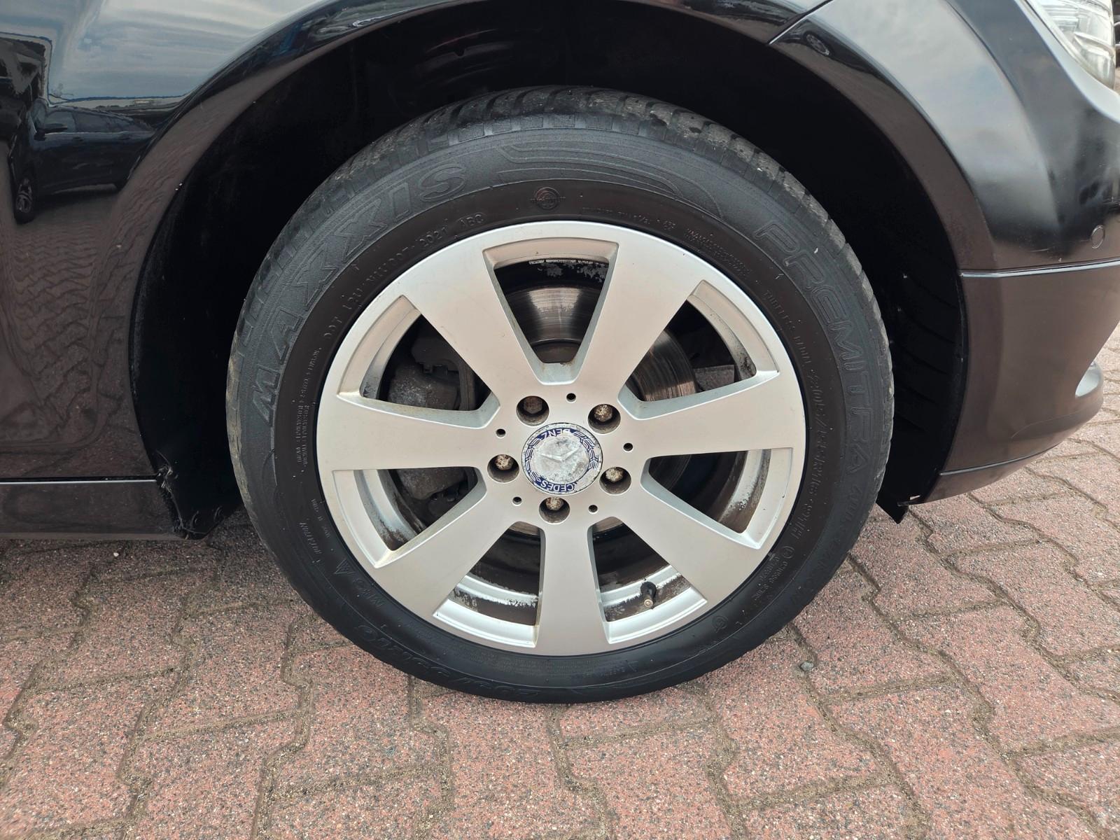 Mercedes-Benz C200 2010 — photo 37