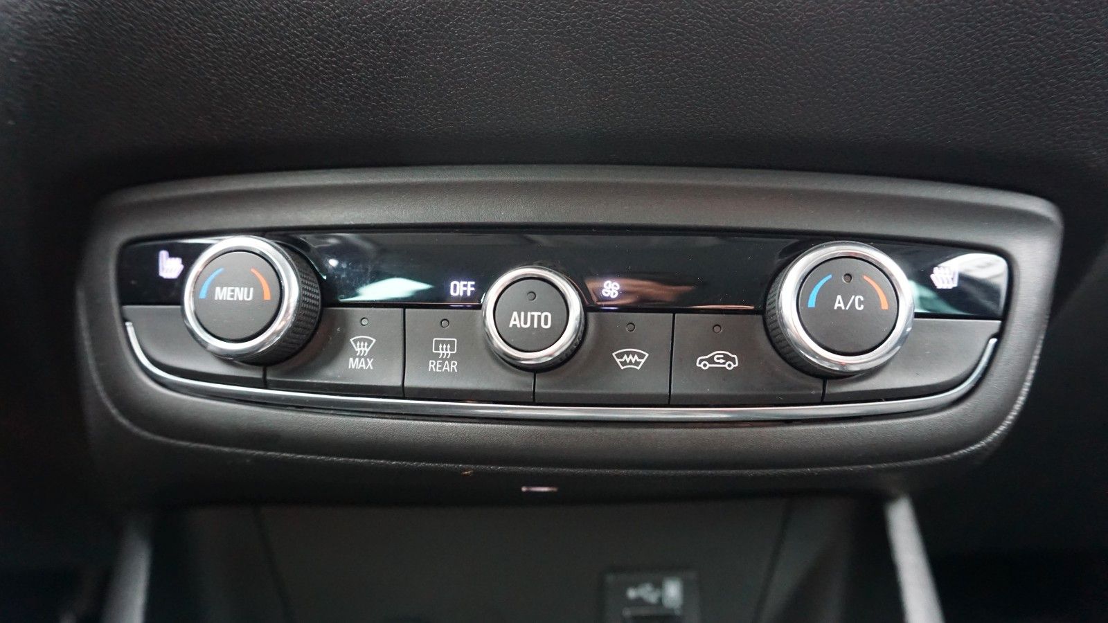Fahrzeugabbildung Opel Crossland (X) Ultimate, Head Up, Navi, Leder