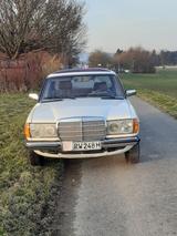 Mercedes-Benz 240D - weiße Mercedes-Benz 240