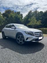 Mercedes-Benz GLA 220 d 4MATIC - silberne Mercedes-Benz GLA 220