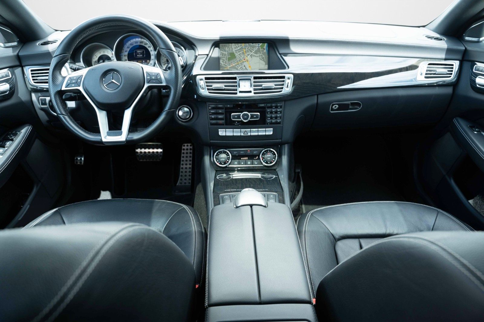 Fahrzeugabbildung Mercedes-Benz CLS 500 AMG XENON PANO LEDER MEMORY 19" TEL H&K