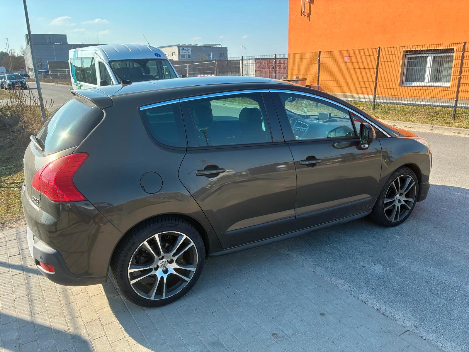 Peugeot 3008 2011 — rear view