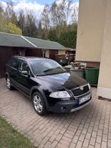 Skoda Octavia Combi 2.0 TDI PD DPF 4x4 Scout Scout - Skoda Octavia aus 2008: Scout