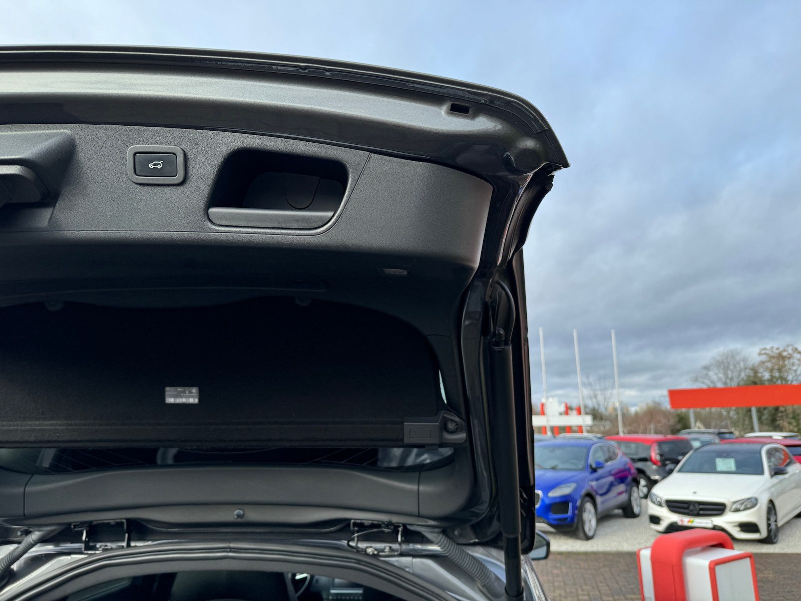 Fahrzeugabbildung Jaguar E-Pace P250 R-Dynamic Black LED/Nav/VZE/Spur/ACC