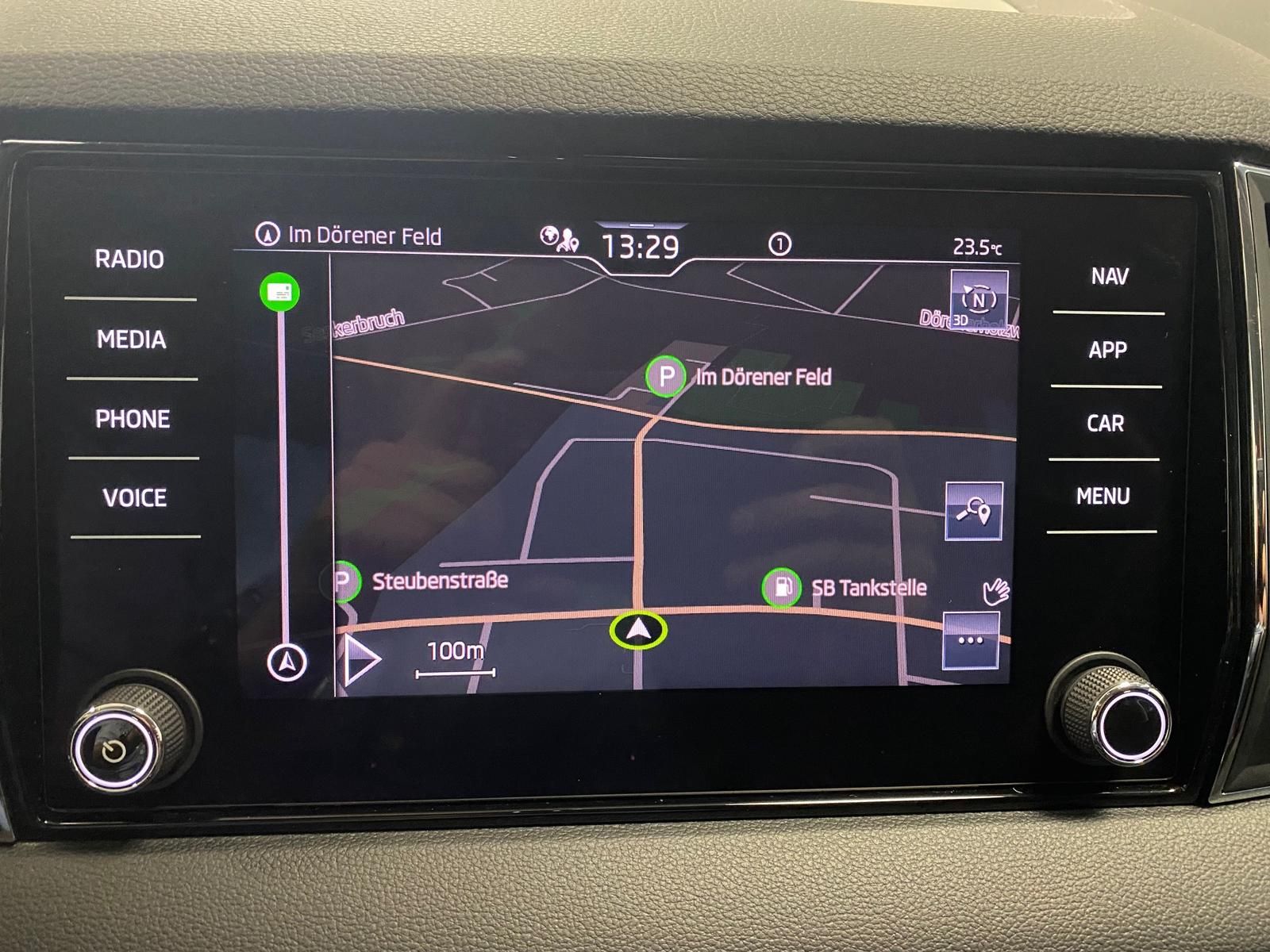 Fahrzeugabbildung SKODA Karoq 1.5 TSI +APP+KLIMA+ACC+RFK+PDC+NAVI+SITZHE