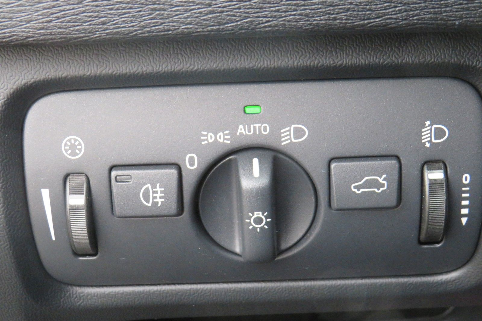 Fahrzeugabbildung Volvo V40 Kinetic NAVI TELVOR KLIMATRONIC 8-FACH ALU