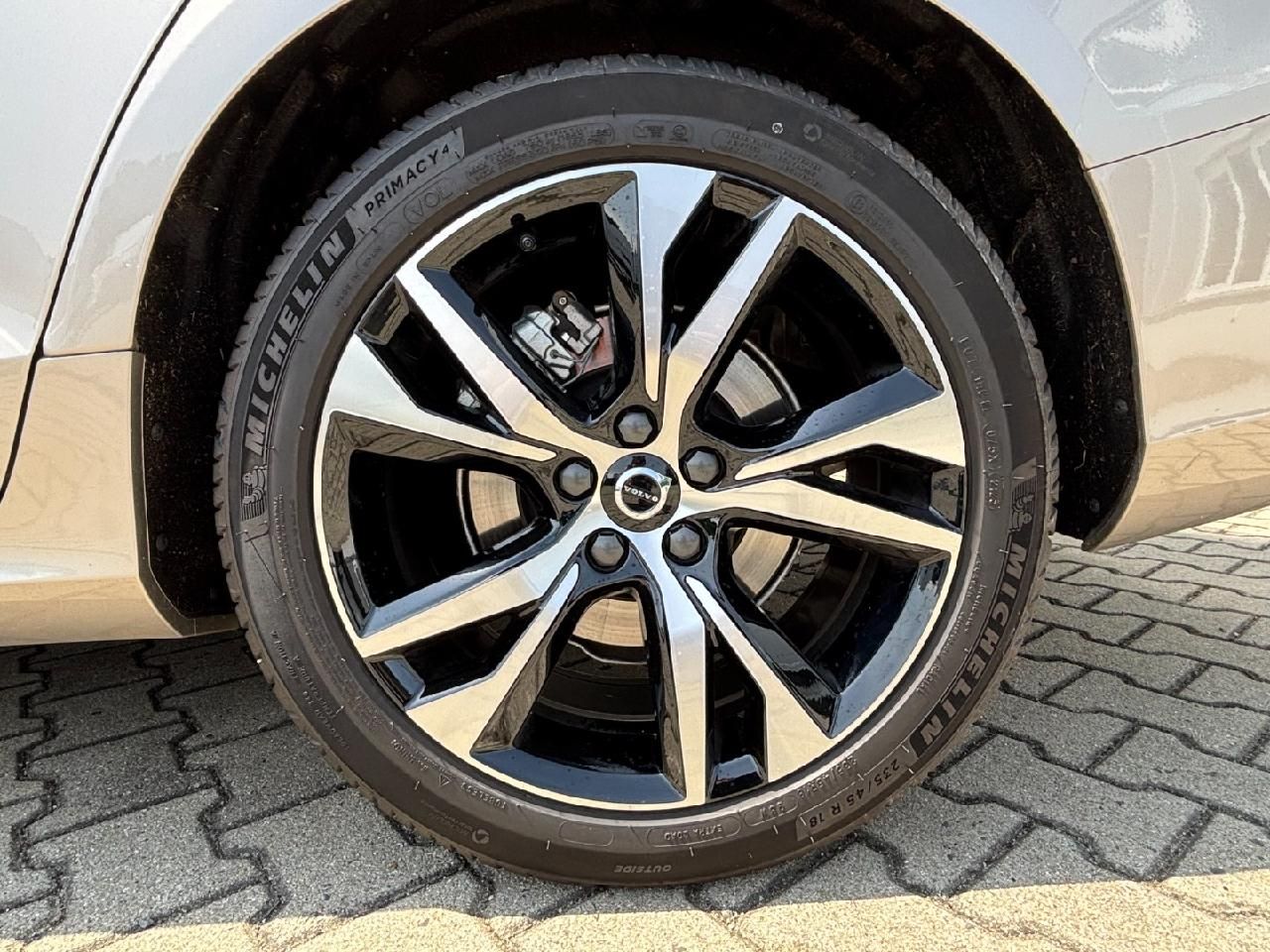 Fahrzeugabbildung Volvo V60 Kombi Plus Dark LED DAB AHK ACC Harman Kardo