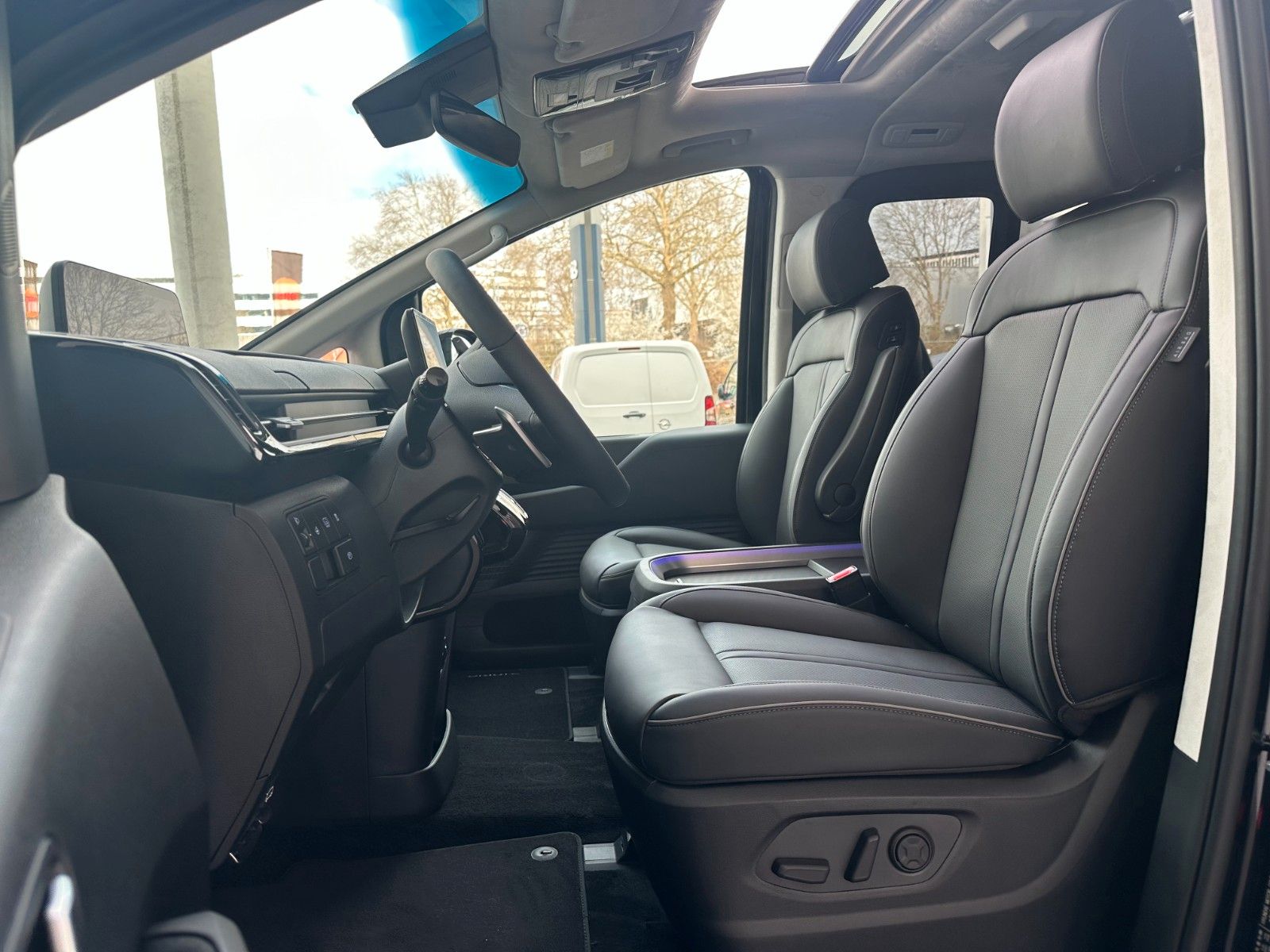 Fahrzeugabbildung Hyundai Staria Signature Hybrid 1.6l 215PS Panorama/Navi
