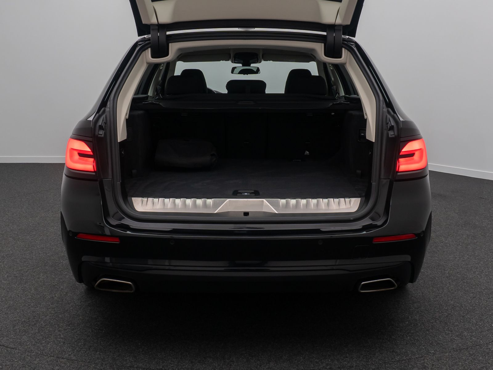 Fahrzeugabbildung BMW 530e Alarm Stop&Go Kamera DAB MSport Parkassist