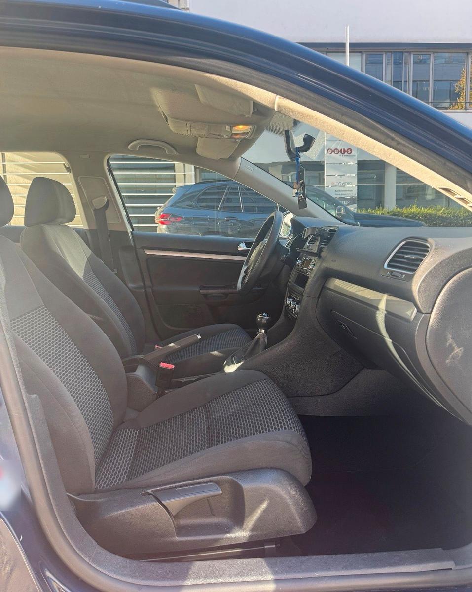 Volkswagen Golf 2010 — салон