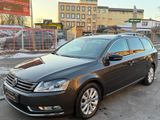 Volkswagen PASSAT VARIANT 2.0 *TEMPOMAT*AUS 1.HAND*PDC* - Volkswagen Passat mit Benzin-Antrieb: Kombi, 2.0