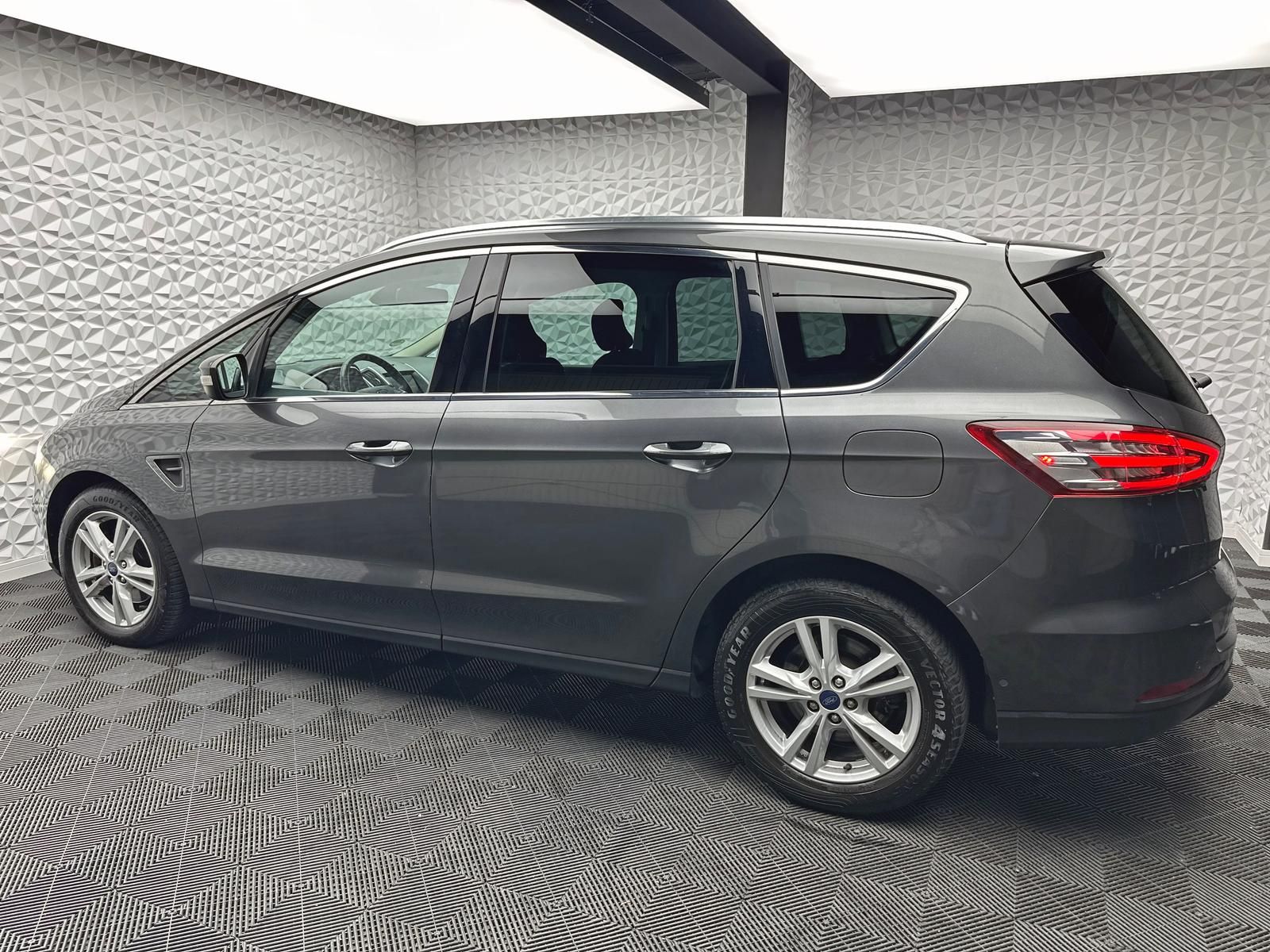 Fahrzeugabbildung Ford S-MAX 1.5 TITANIUM/7-SITZE/KEYLES/RCAM/NAV/PDC