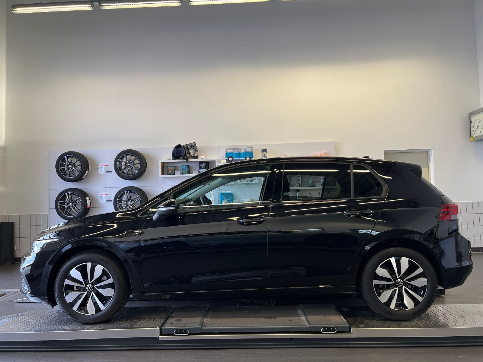 Fahrzeugabbildung Volkswagen Golf VIII MOVE 1.5 eTSI DSG *AHK, LED,Navi, 16'-