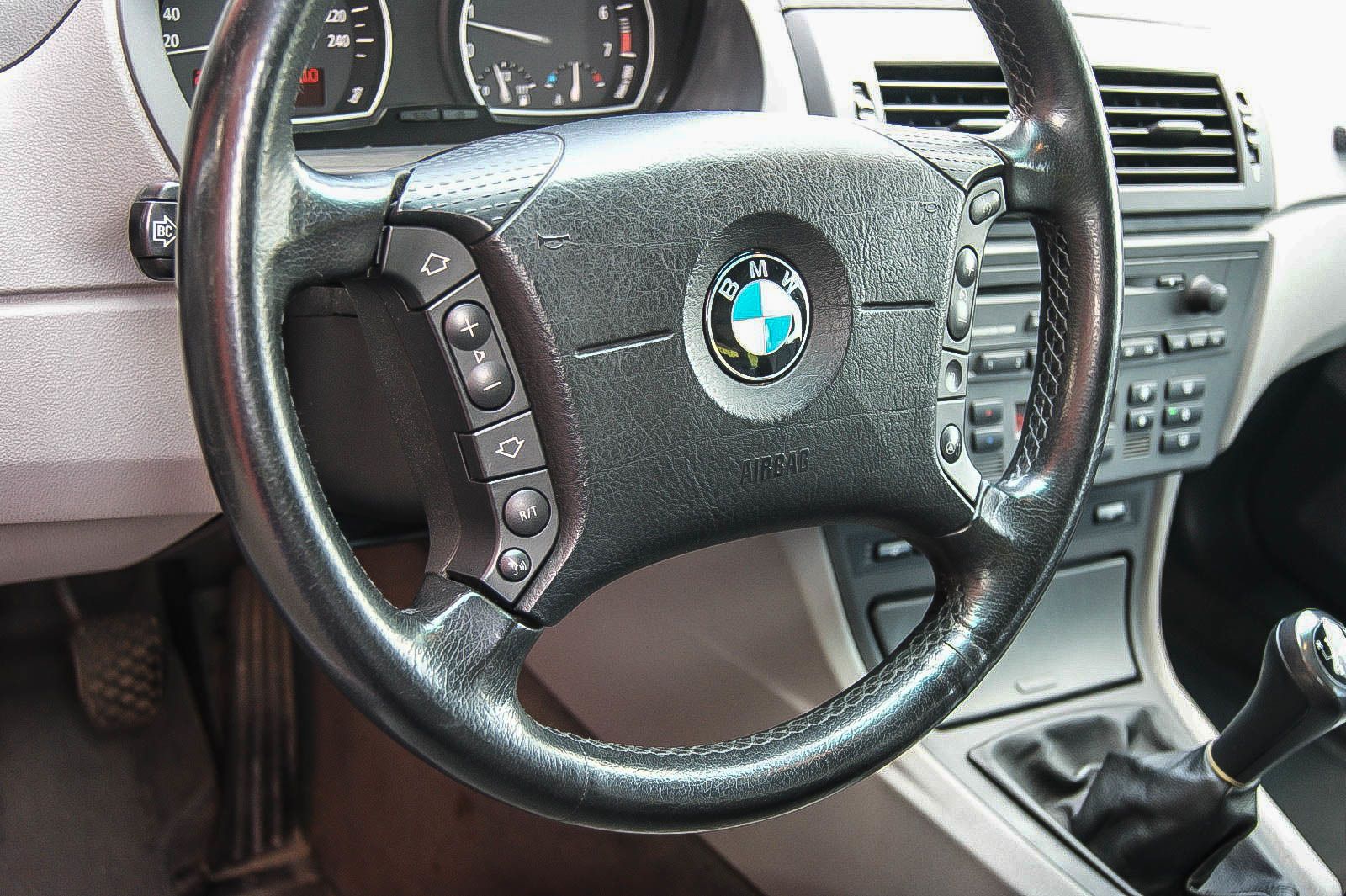 Fahrzeugabbildung BMW X3 3.0i  LEDER XENON NAVI SPORT-FW = aus 1.HAND=